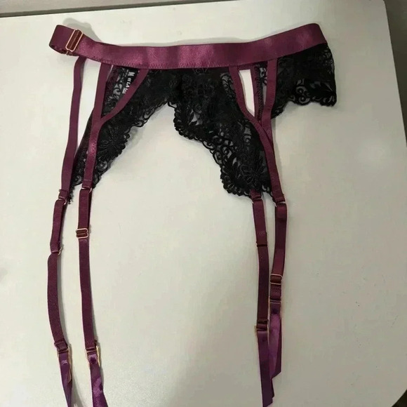 NWOT OH LA LA CHERI BERRY AND BLACK LACE GARTER BELT M - Picture 2 of 5